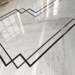 Carrara Marble Floor with Nero Marquina Details - foto1