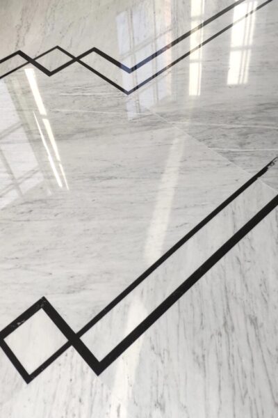 Carrara Marble Floor with Nero Marquina Details - foto1